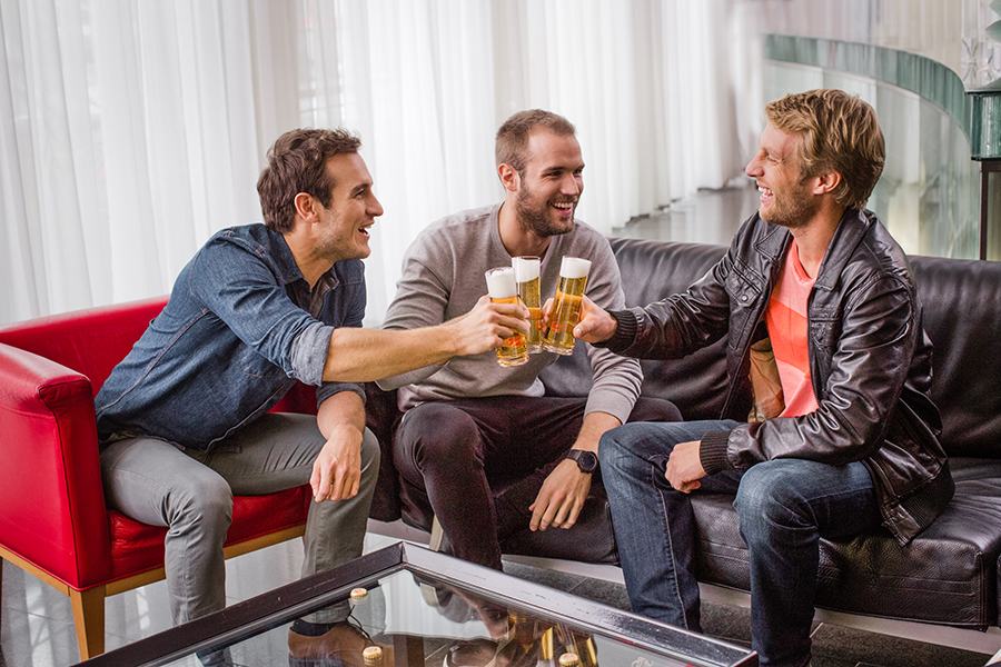 Tag des Bieres 5 gute Gründe, warum man sich oft mit Freunden treffen