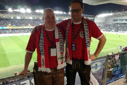 Menschen mit Freunden sind gesünder: 5 gute Gründe, gemeinsam Fußballspiele zu schauen